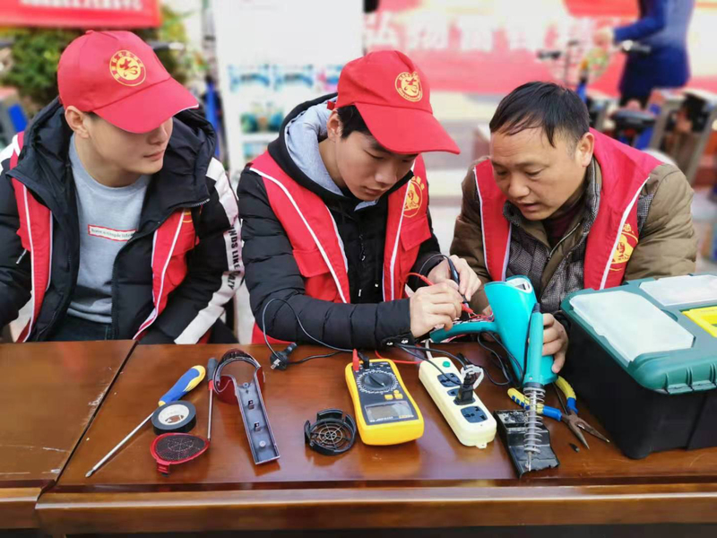 1551833901432068276.jpg 1 志愿者们修理有故障的吹风机.jpg