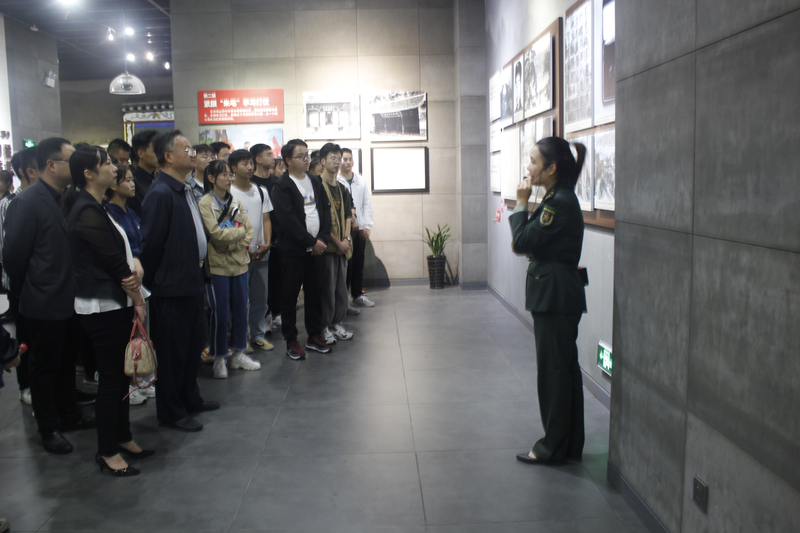 1600742904307059245.jpg 讲解员在给介绍粟裕将军生平.jpg