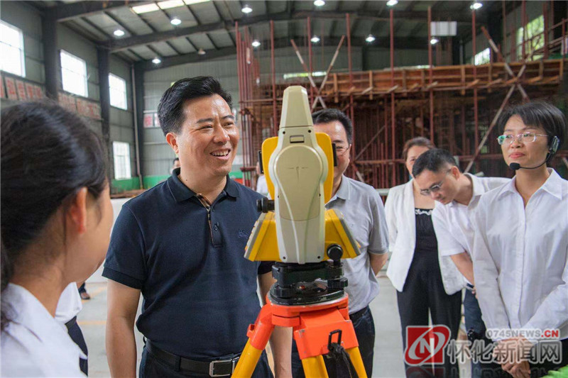 图为黎春秋在beat365英国官方网站调研。