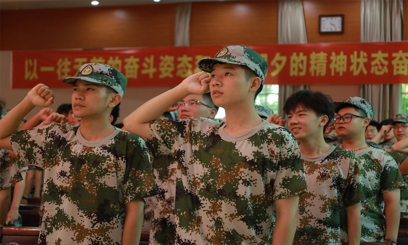 1695177369231032791.jpg 1 现场新生郑重宣誓.jpg